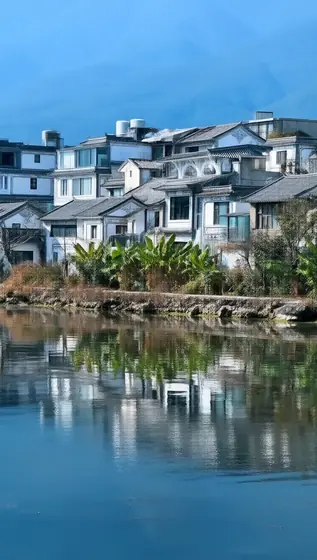 Landscape photography,Lake in China‘s Towns is located on the east bank of the lake and features white buildings with bl